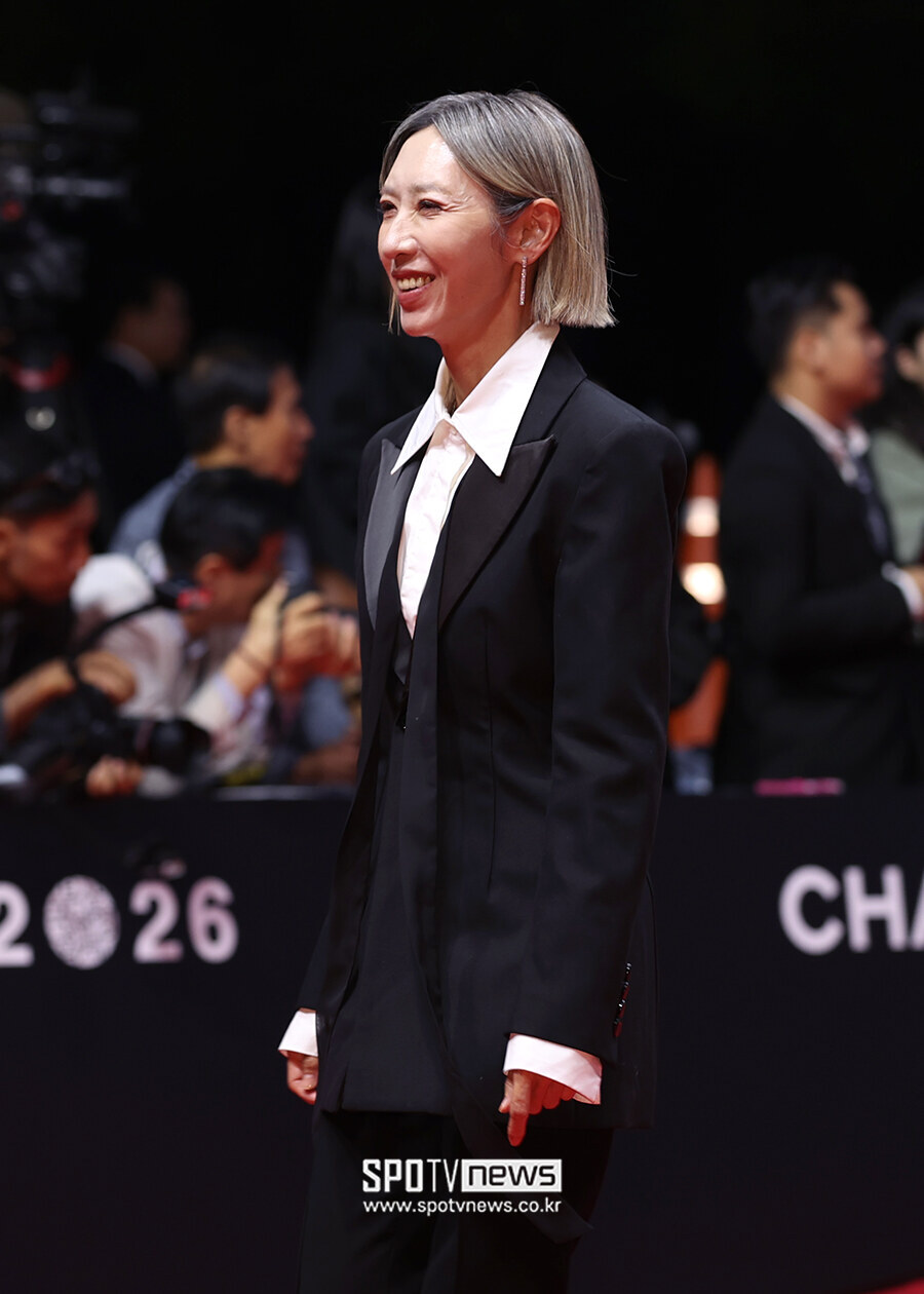[포토S] 부국제 레드카펫 밟는 방은진 감독