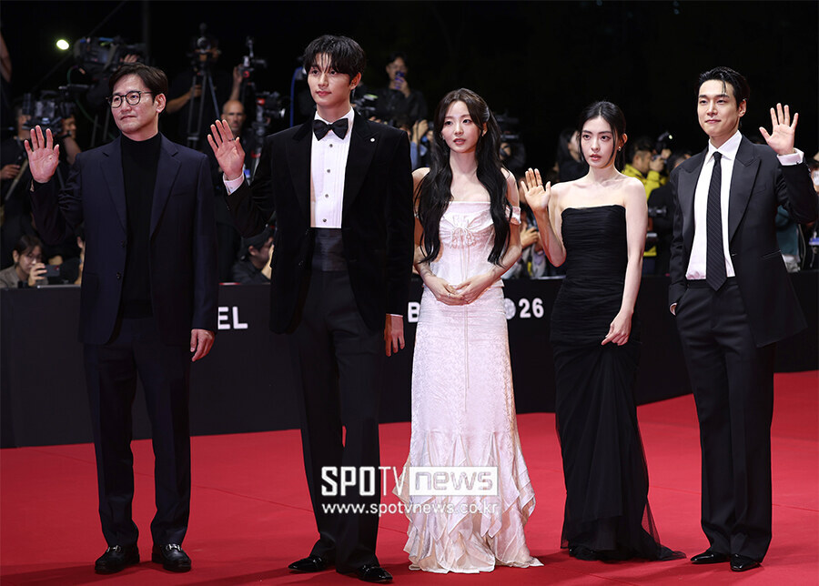 [포토S] 레드카펫 밟는 영화 '최종면접' 팀