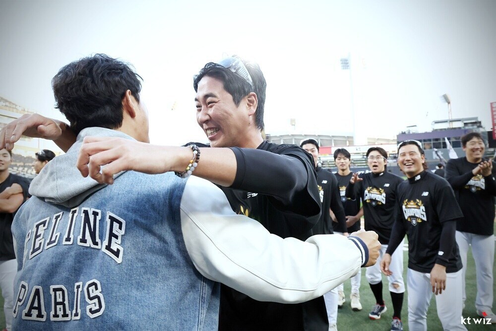 41세 투수, 무릎 꿇고 울 수밖에…"그냥 막 눈물이 났다" 24년 만 첫 우승, 너무 감격스러워서