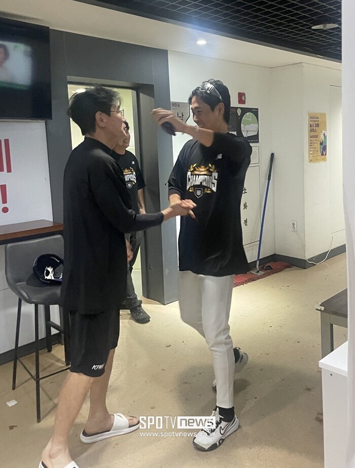 ▲ 왼쪽부터 이강철 감독, 우규민. 정규시즌 우승 확정 후 포옹을 나눴다. ⓒ최원영 기자