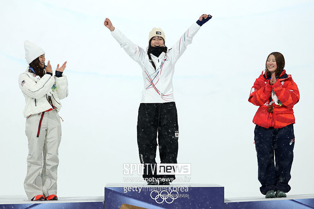 ▲ 미국 '뉴욕 포스트'는 7일 "NFL 최고의 엣지러셔 마일스 개럿 여자친구인 클로이 킴(맨 왼쪽)이 수년간 어려움을 겪은 끝에 근래 삶을 바꿀 만한 진단을 받았다"며 최근 ADHD 진단 사실을 공개한 그의 이야기를 조명했다.