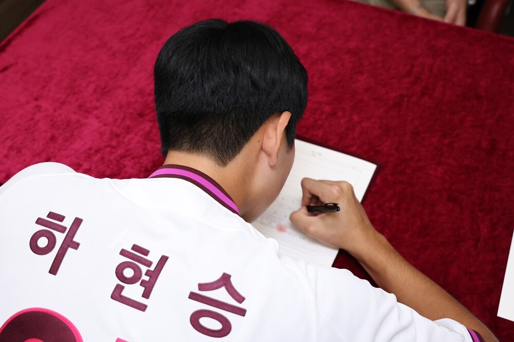 ▲ 키움 히어로즈가 7일 2027 KBO 신인드래프트에서 전체 1순위로 지명한 부산고 투타 겸업 슈퍼 루키 하현승과 계약금 16억원에 입단 계약을 체결했다. 16억원은 2006년 KIA 타이거즈 투수 한기주가 받은 10억원을 훌쩍 넘어선 금액이다. KBO리그 역대 신인 계약금 최고액으로 새 역사를 썼다. ⓒ키움 히어로즈