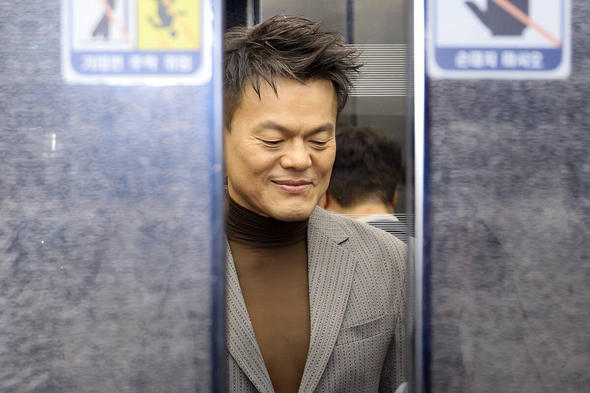 박진영, 문체위 국정감사 자진 출석…미소 지으며 국회 도착