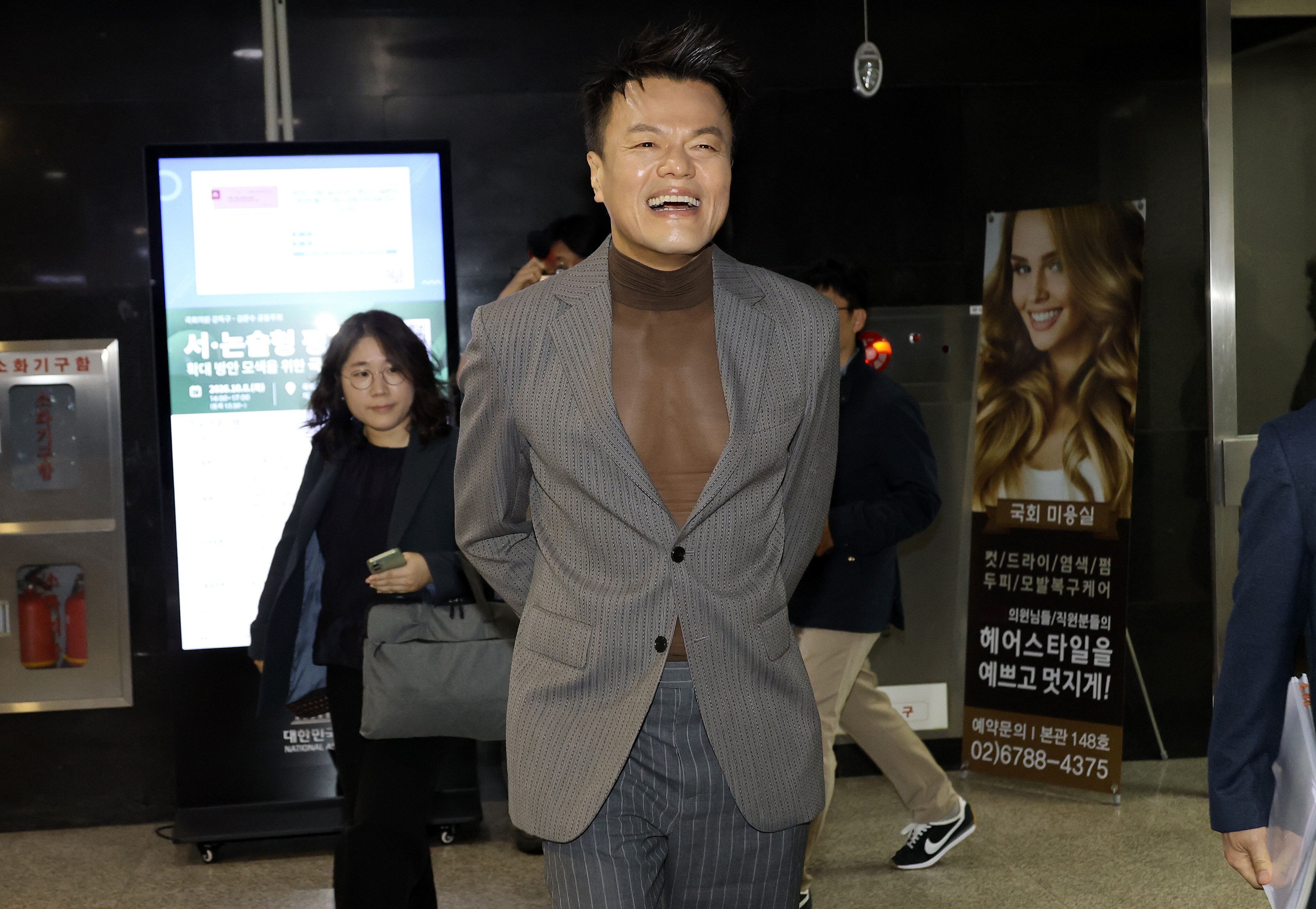박진영, 국감장에서 '시스루' 입었다…성역없는 파격 패션[이슈S]