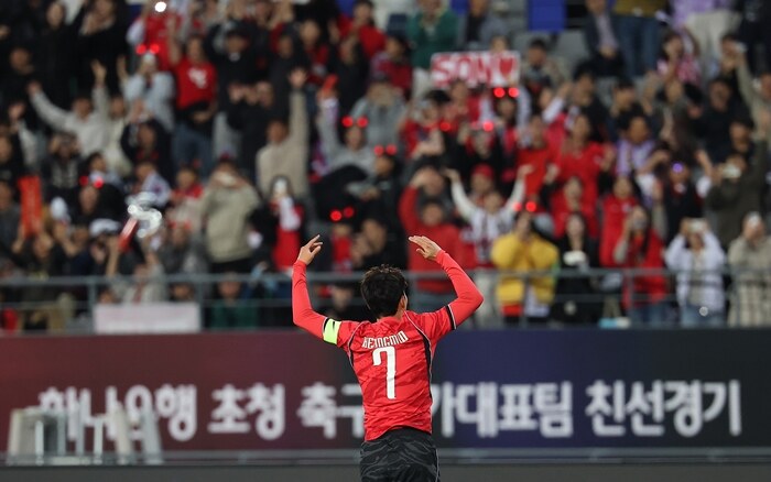 ▲ 6일 경기 용인시 용인미르스타디움에서 열린 축구 국가대표팀 평가전 대한민국과 우즈베키스탄의 경기. 한국 손흥민이 골을 넣은 뒤 팬들을 향해 호응을 유도하고 있다. ⓒ 연합뉴스