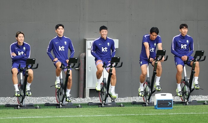 ▲ '모레노호' 축구대표팀에 합류한 손흥민과 이강인 등 해외파 선수들이 22일 충남 천안시 코리아풋볼파크에서 열린 공개훈련에서 자전거를 타며 몸을 풀고 있다. ⓒ 연합뉴스