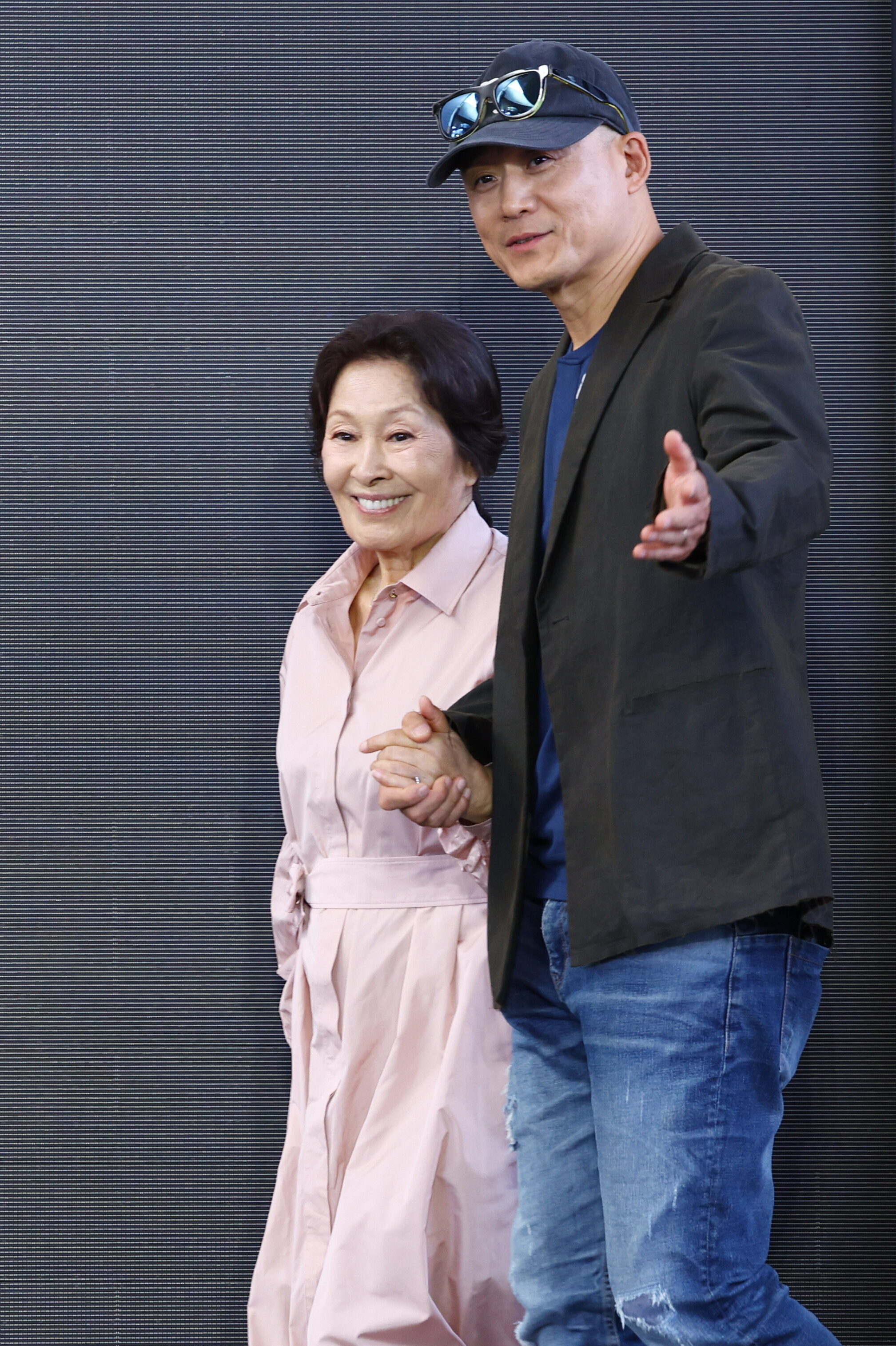 ▲ 제31회 부산국제영화제 '여전히 찬란하게' 야외 무대인사에 나선 김혜자(왼쪽), 송일곤 감독, ⓒ연합뉴스
