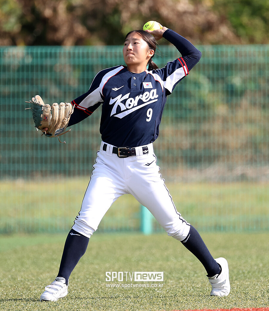 [포토S] U-15 소프트볼대표팀 안혜영, '힘차게 투구'