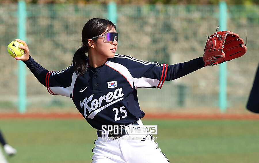 [포토S] U-15 소프트볼대표팀 강수민, '열띤 훈련'