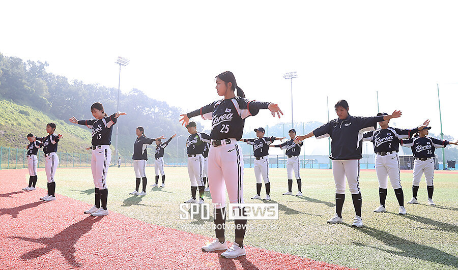 [포토S] U-15 소프트볼대표팀, '연습경기 전 몸을 풀고'
