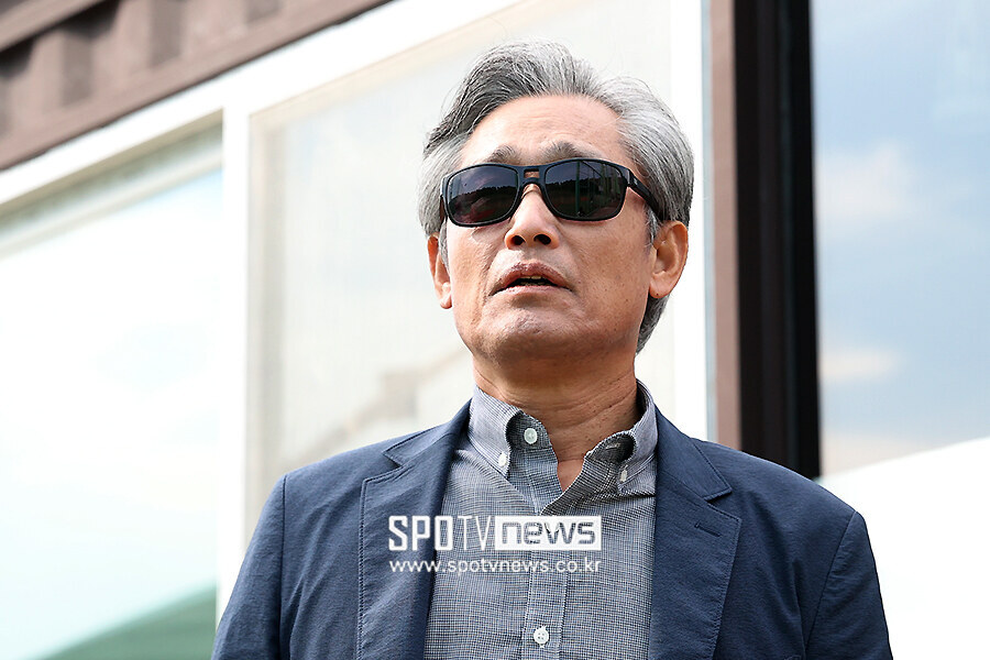 [포토S] U-15 소프트볼대표팀 훈련 지켜보는 양해영 회장