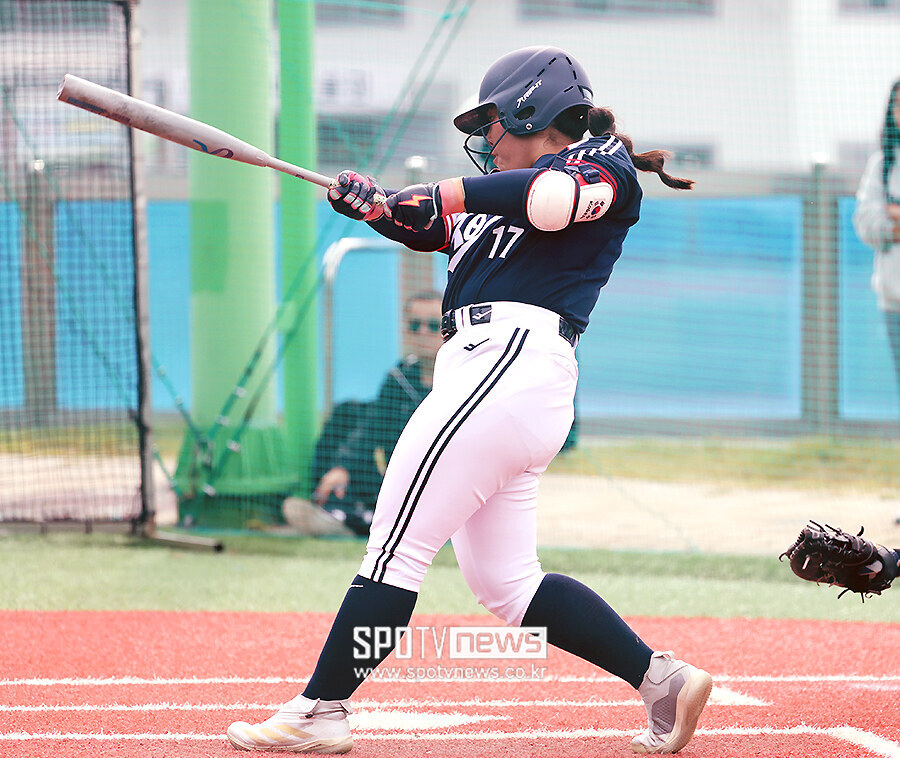 [포토S] 선취 적시타 날리는 최민주