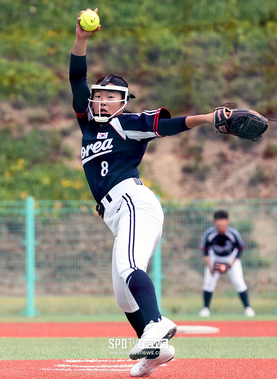[포토S] U-15 소프트볼대표팀 조유주, '역동적으로'