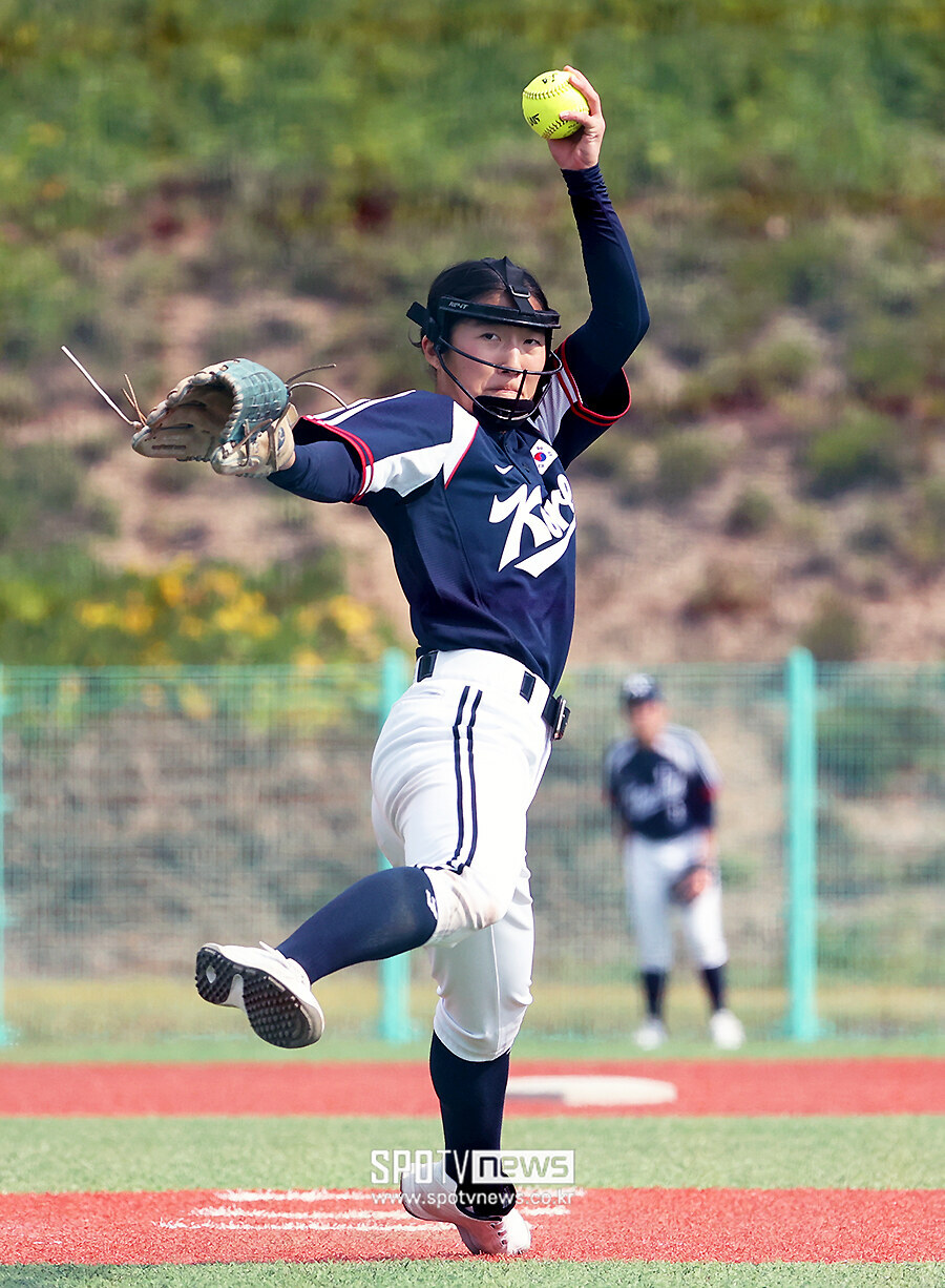 [포토S] U-15 소프트볼대표팀 안혜영, '힘차게'