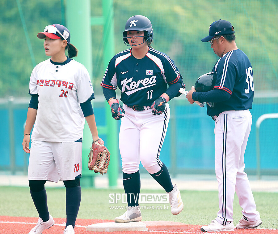 [포토S] U-15 소프트볼대표팀 최민주, '안타 날렸어요'