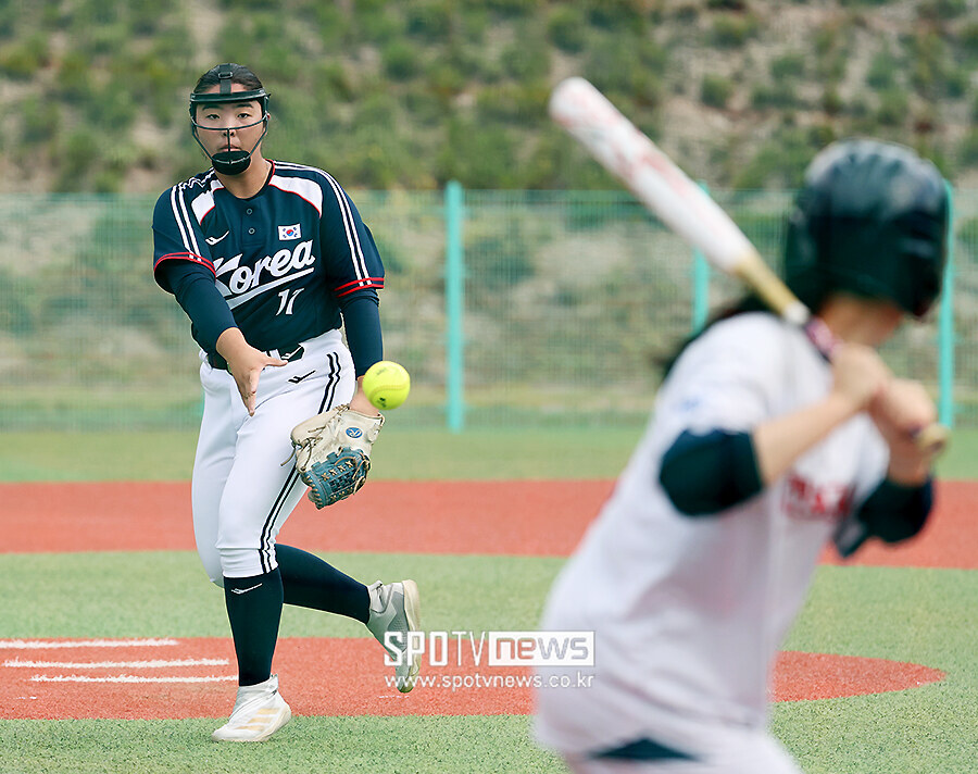 [포토S] 투구하는 U-15 소프트볼대표팀 최민주