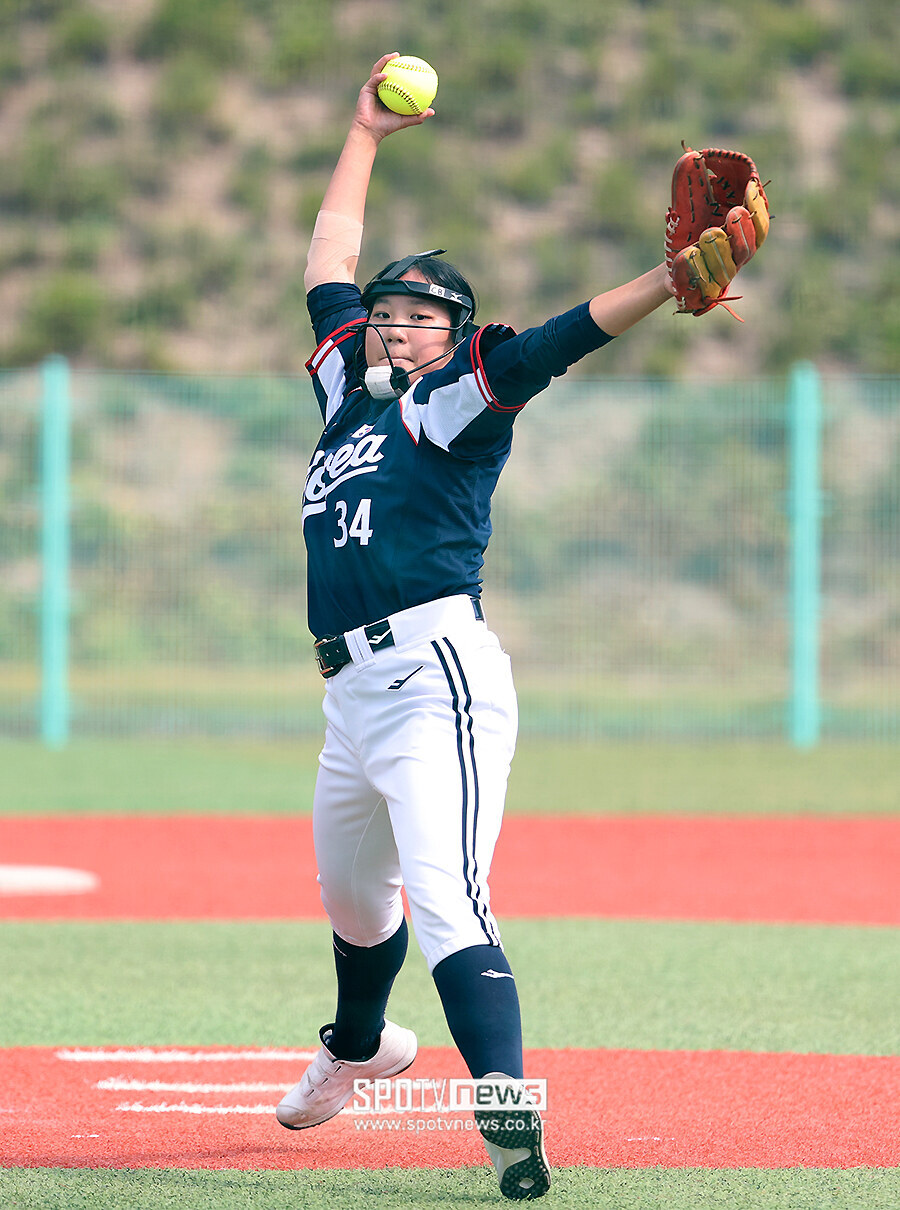 [포토S] U-15 소프트볼대표팀 곽강이, '온 힘을 다해'