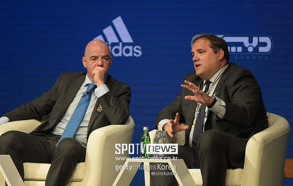 ▲ 영국 일간지 '가디언'은 9일 "빅터 몬탈리아니(오른쪽) 회장이 최근 직원들에게 CONCACAF 회장 재선에 도전하겠다는 의사를 전달했다"며 "이로써 차기 FIFA 회장 선거에 출마할 가능성은 사실상 사라졌다"고 보도했다.