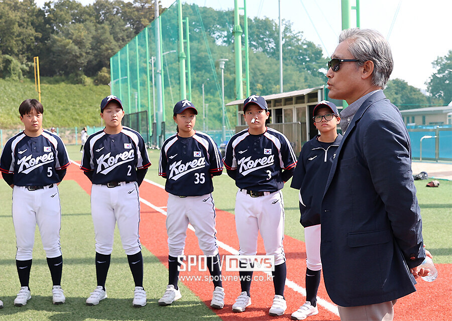 [포토S] 양해영 회장, U-15 소프트볼대표팀 선수들 격려
