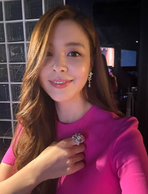 김규리, '거꾸로 태극기' 논란에 입 열었다 "허위 사실 법적 책임 물을 것"