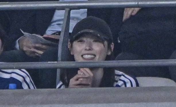 "축구 선수는 바람둥이 같아"…日 여배우, 쿠보 구애 2년 거절했었다 → 결국 유니폼 입고 남편 응원