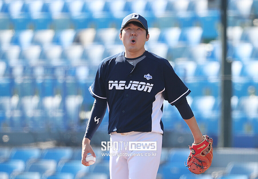 [포토S] 마운드 오르는 이태양, '긴장되네'