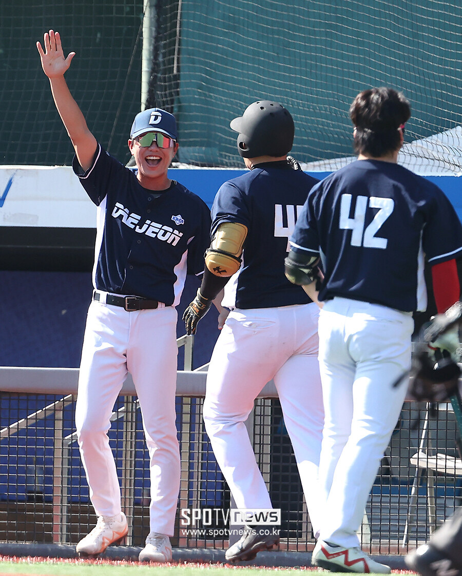 [포토S] 홈런 축하 받는 대전 안태근
