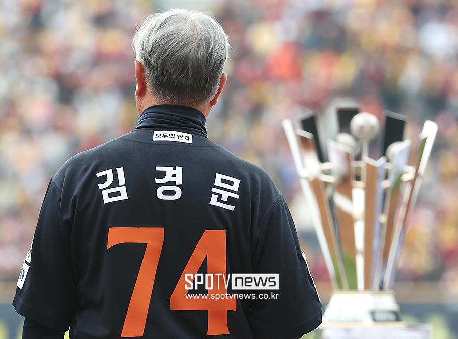 그래도 한화 KS행 이끌었는데…1000승 사령탑의 쓸쓸한 퇴장, 김경문 "팬들 '최강한화' 육성응원 영원히 잊지 못할 것"