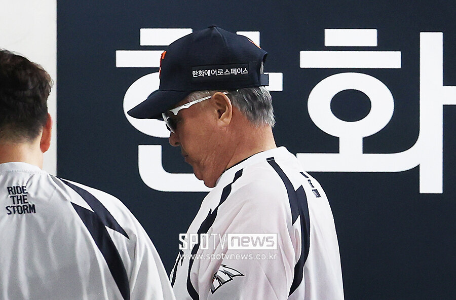 [포토S] 한화 떠나는 김경문 감독, '쓸쓸한 퇴장'