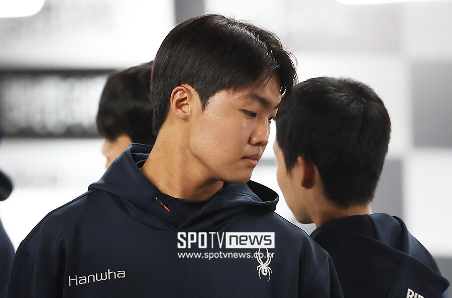 [포토S] 경기장 빠져나가는 정우주
