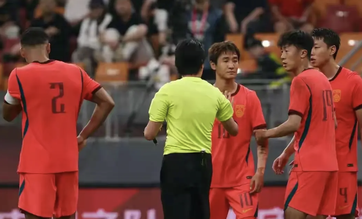 아시안컵까지 3개월 남았는데 "갈팡질팡 이미 대표팀 통제력 잃었다...선수들도 어떻게 뛰어야 할지 몰라" 중국 내부가 흔들린다