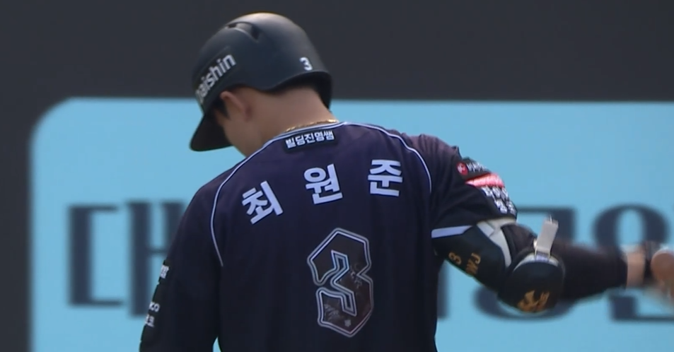 '안타 맡겨놨나?' 배트 집어던진 최원준, 205안타 치고도 비난 자초…"기록 채우려 나왔나" 장성우도 분노
