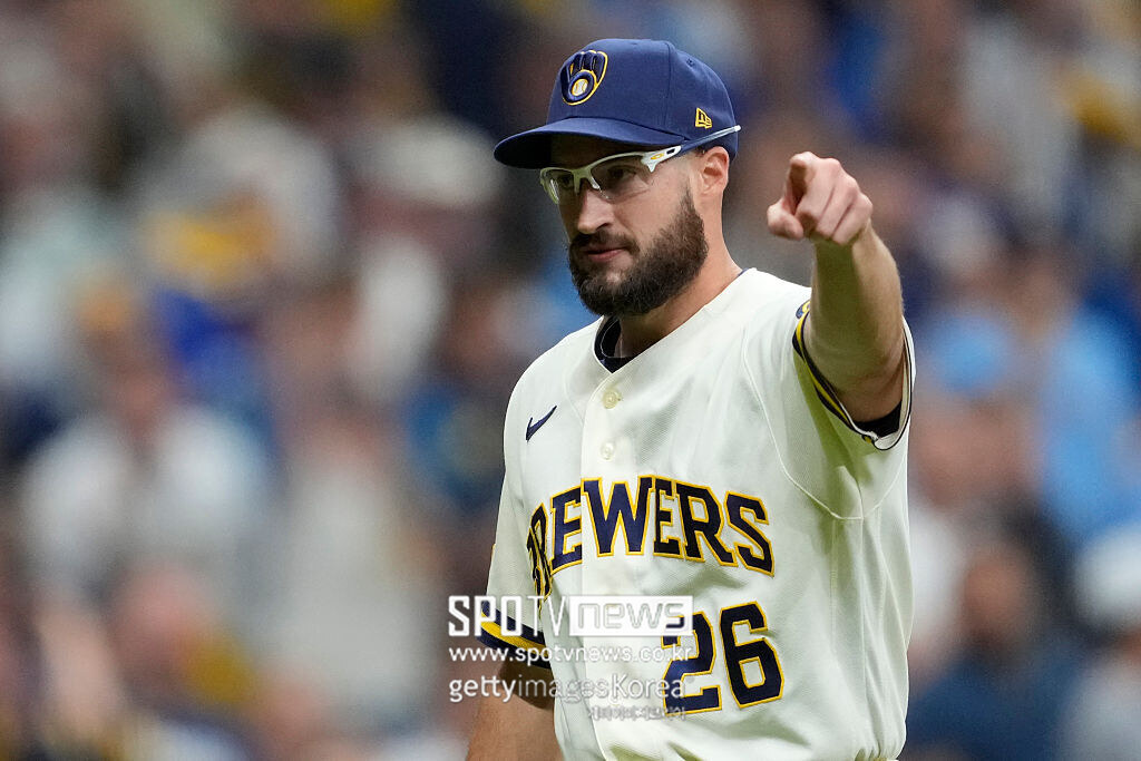 'WS 3연패 비상' 다저스 1차전 내줬다, 밀워키에 1-2 석패…타선 무기력 어쩌나 [NLCS 1차전]