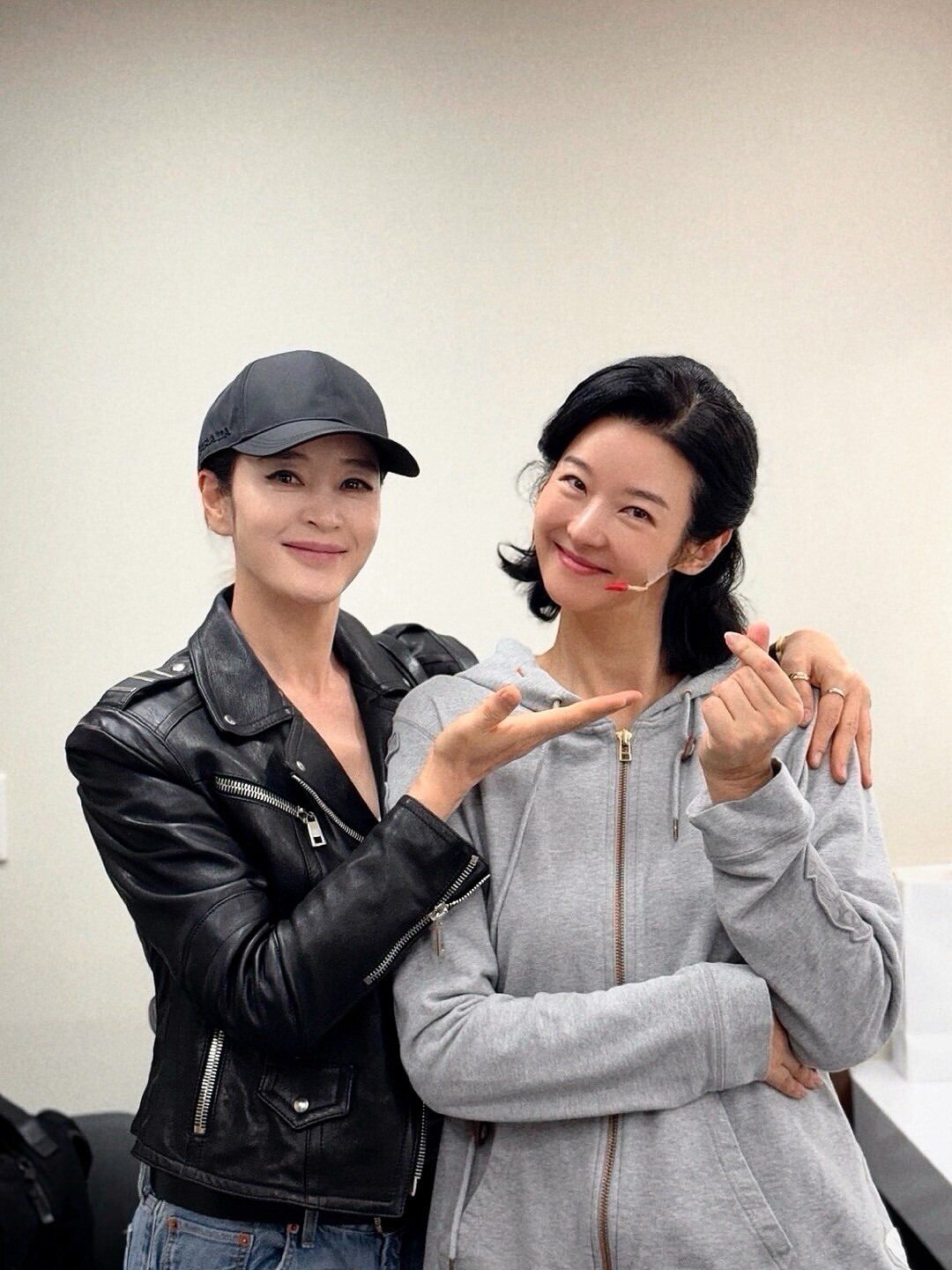 "미인 둘에 잠이 깬다"…김혜수, 송선미와 뜻밖의 투샷 "멀리 찾아와"