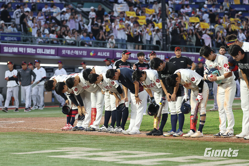 ▲ 롯데 자이언츠 선수단이 10일 홈 최종전이 끝난 뒤 팬들에게 고개 숙여 인사하고 있다. ⓒ롯데 자이언츠