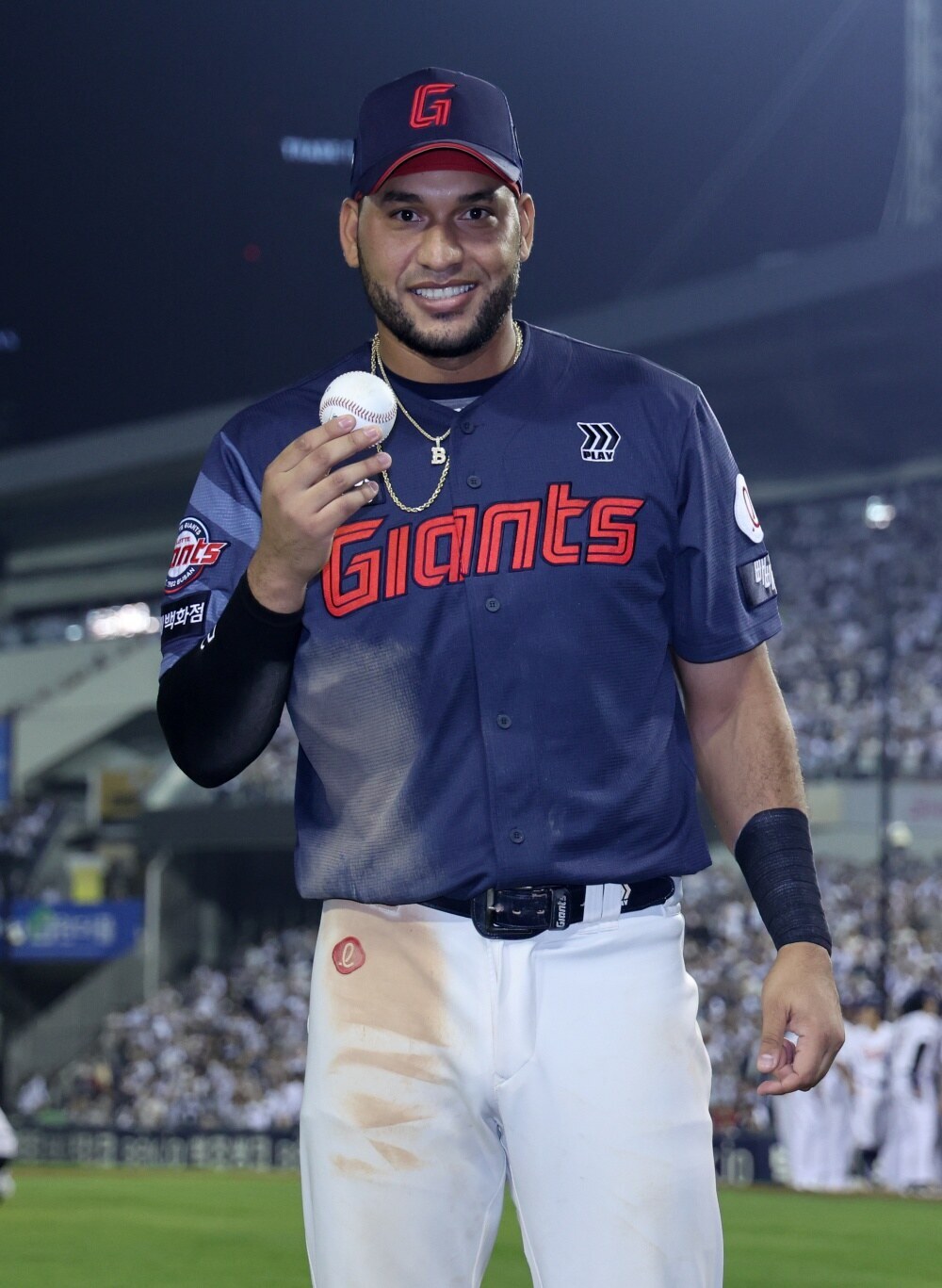 'KBO 최초 211안타' 韓 사상 최고의 안타제조기, 롯데 재계약 의사 밝혔다 "내년에도 뛰고 싶다"