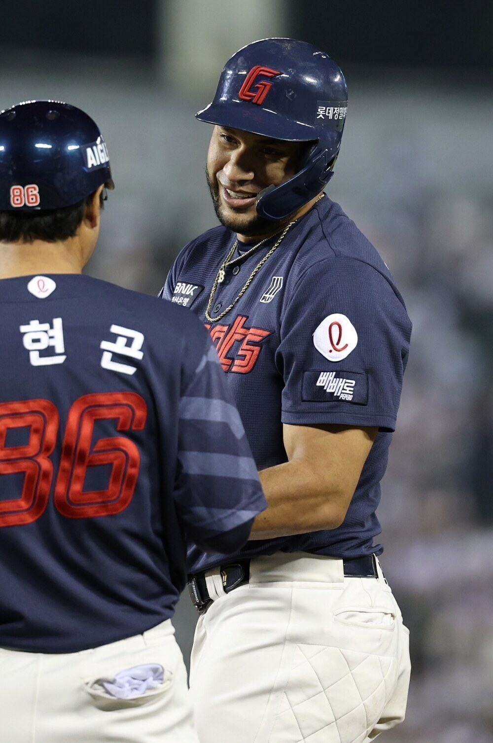 롯데는 물론 두산 팬에게도 허리 숙인 레이예스 "선수로서 해야 할 모습"…그런데 '특별 선물'까지 안겼다