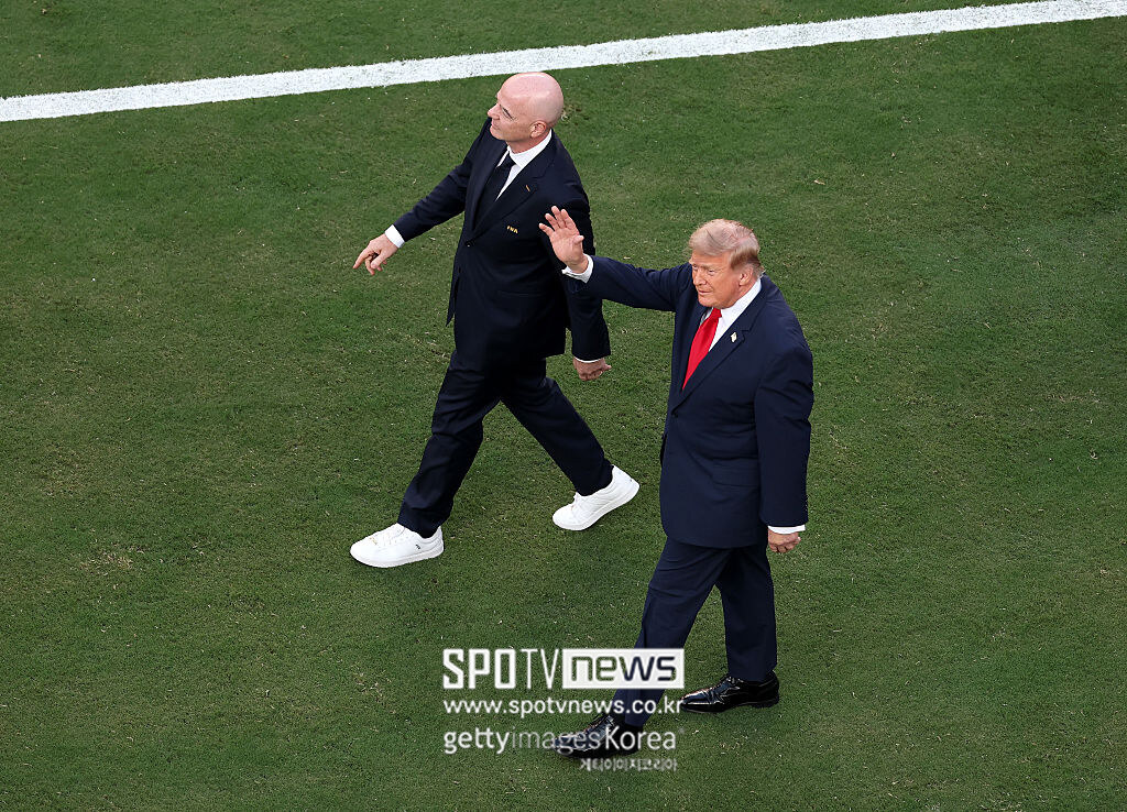 '연봉만 69억' FIFA 회장 충격 민낯…몰래 23억 더 받았다! 트럼프타워 54억 계약도 도마 위→'세계 축구 대통령' 추락 어디까지, 조국마저 등 돌렸다