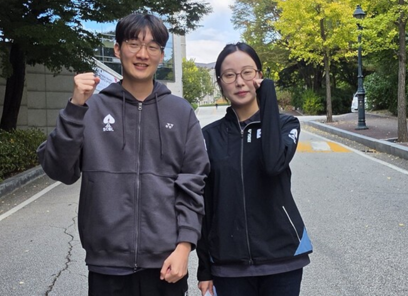 ▲ 첫 승리에 기여한&nbsp;고려대 김민서(왼쪽)와 연세대 이예서 ⓒ한국브리지협회