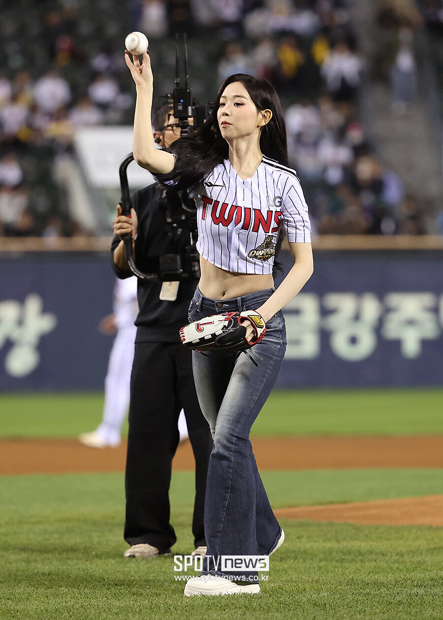 [포토S] 트리플에스 김채연, '크롭티 입고 시구'