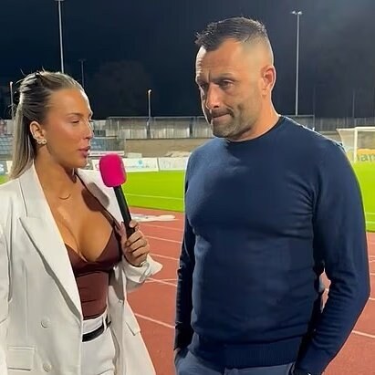 "미녀 기자 쳐다보지 않으려 필사적"…체코 축구 감독의 '상상 초월 자제력'에 SNS 폭소 만발→"자제력이 성경에 나올 수준"