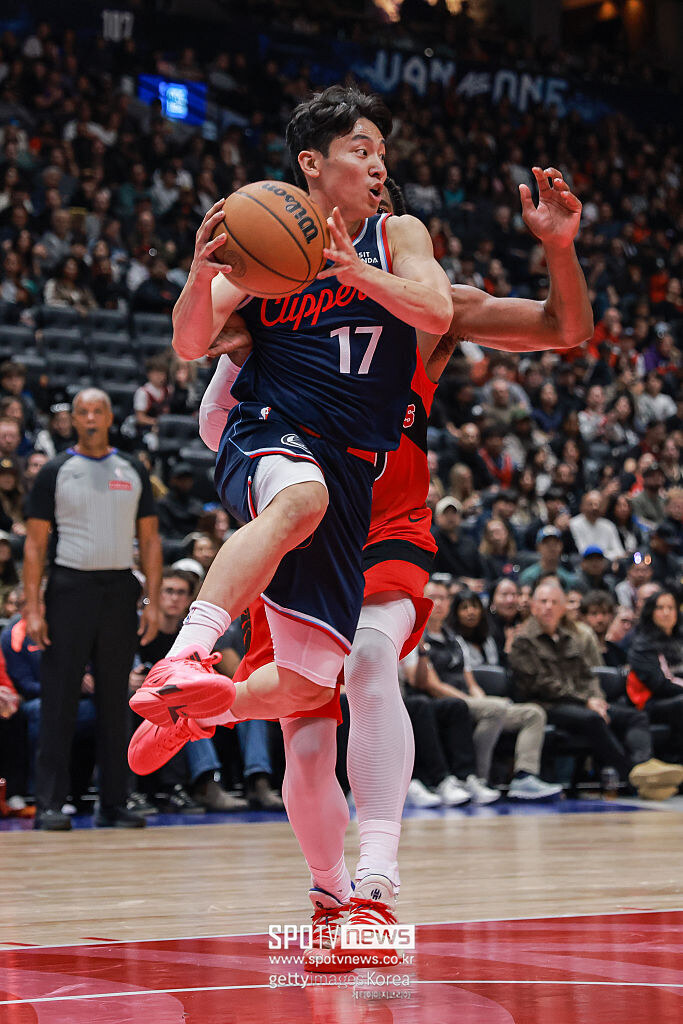 ▲ NBA 무대에 도전장을 내민 '170㎝ 일본 천재 가드' 가와무라 유키(위 사진)가 또다시 방출의 쓴잔을 마셨다. 타이론 루 LA 클리퍼스 감독은 "키와 체격 때문에 공정한 기회를 얻지 못하고 있다"며 가와무라를 공개적으로 감쌌다.