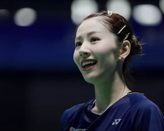 "미소가 너무 사랑스럽다" 日 배드민턴 여신, 결별 3개월 만에 금메달…9살 연하 세계주니어 챔피언과 새출발 '팬들 열광'