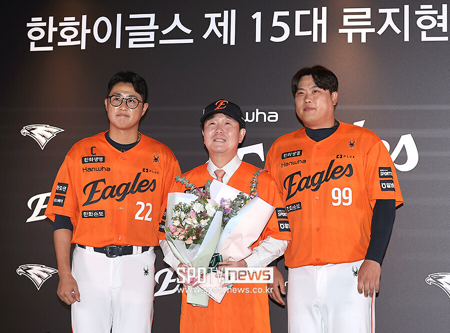 [포토S] '한화 새 사령탑' 류지현 감독, '류현진-채은성과 함께'