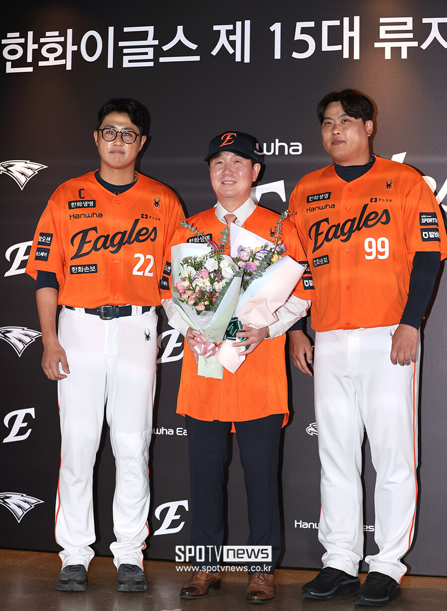 [포토S] '한화 새 사령탑' 류지현 감독, '채은성-류현진과 기념 촬영'