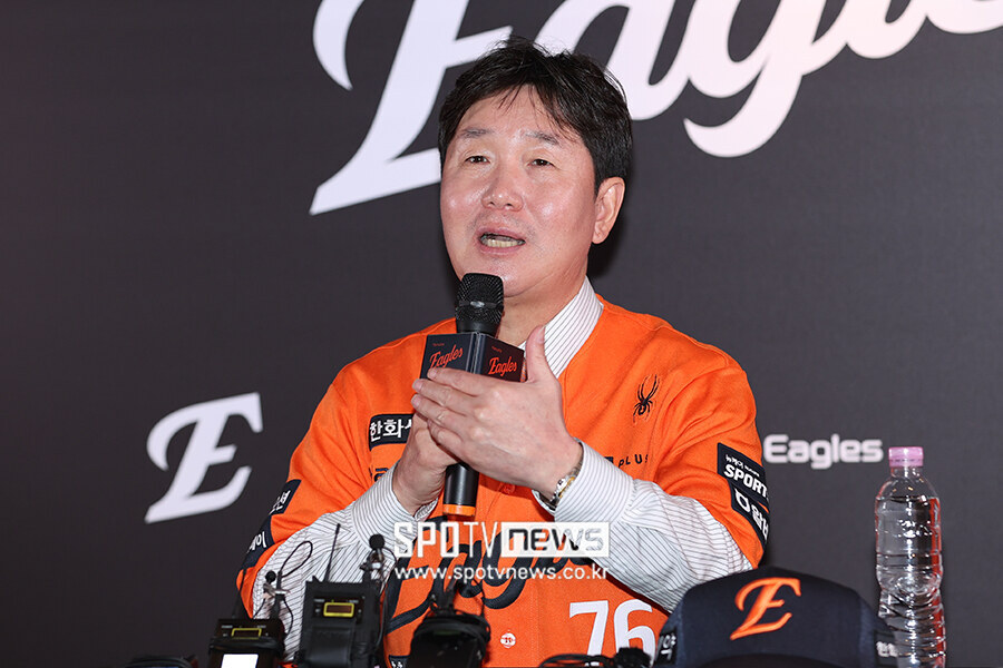 [포토S] 질문에 답하는 류지현 감독