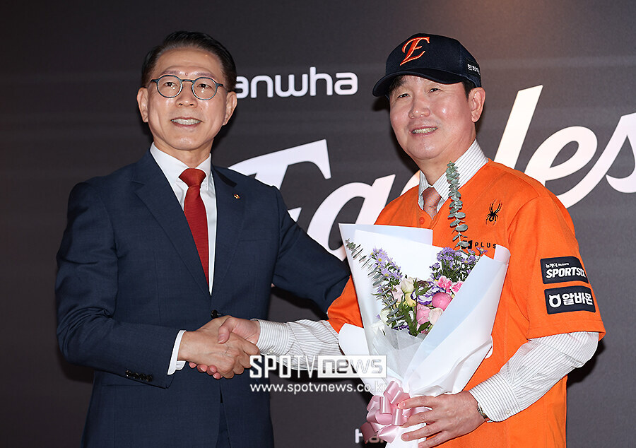 [포토S] 한화 박종태 대표와 악수하는 류지현 감독