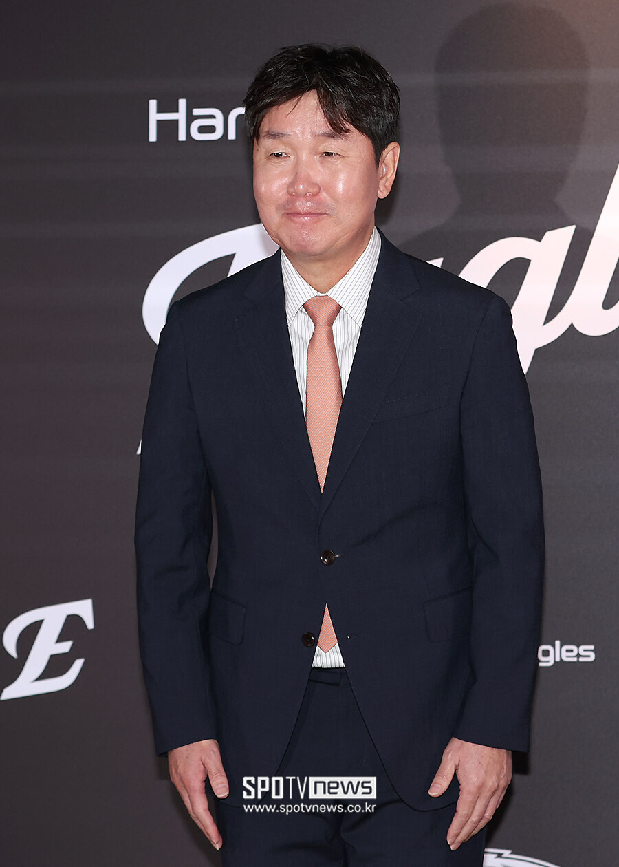 [포토S] 한화 류지현 감독, '돋보이는 오렌지색 넥타이'