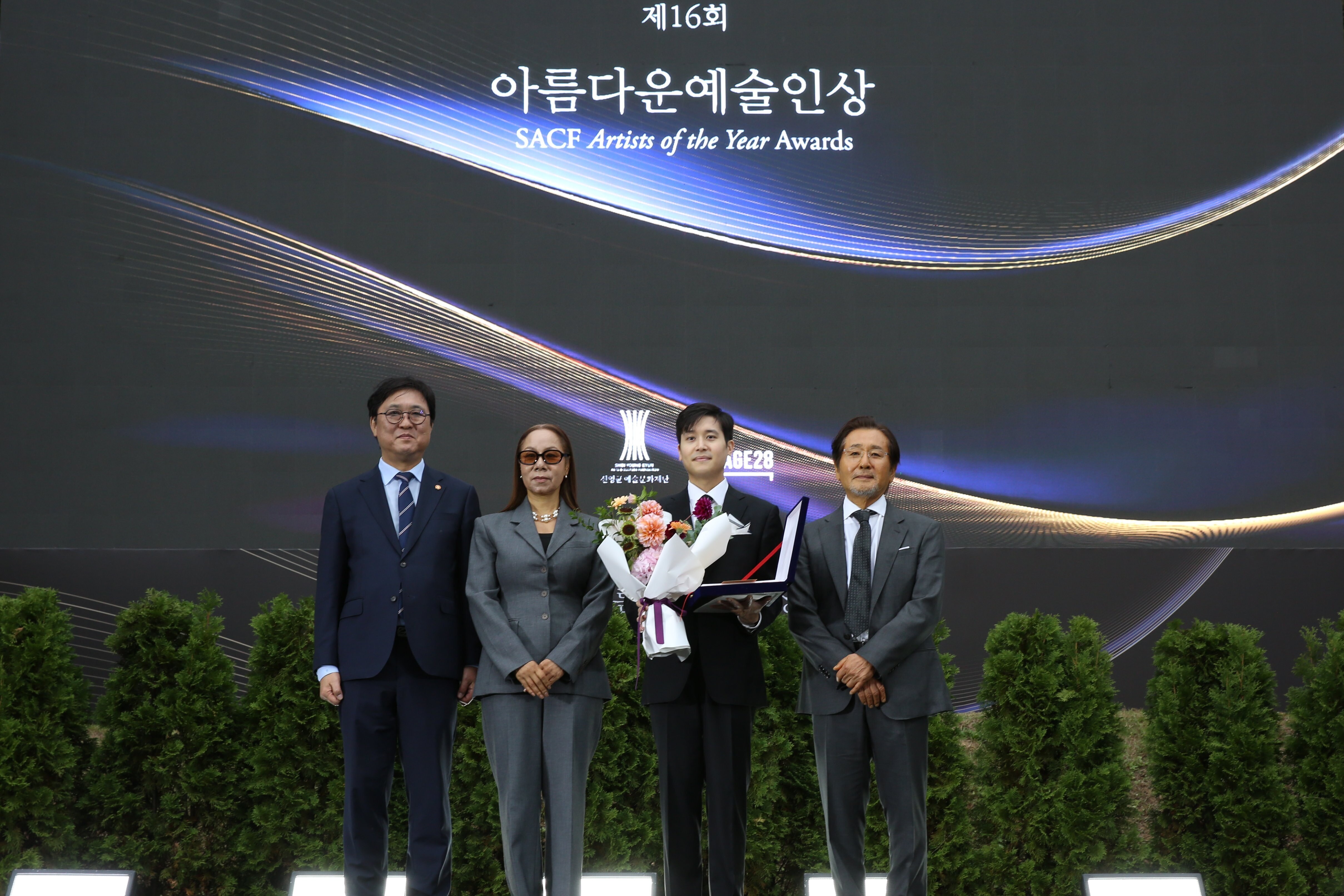 故안성기 차남 안필립, 父 대신해 트로피 받았다 "하늘나라에서 기뻐하실 것"
