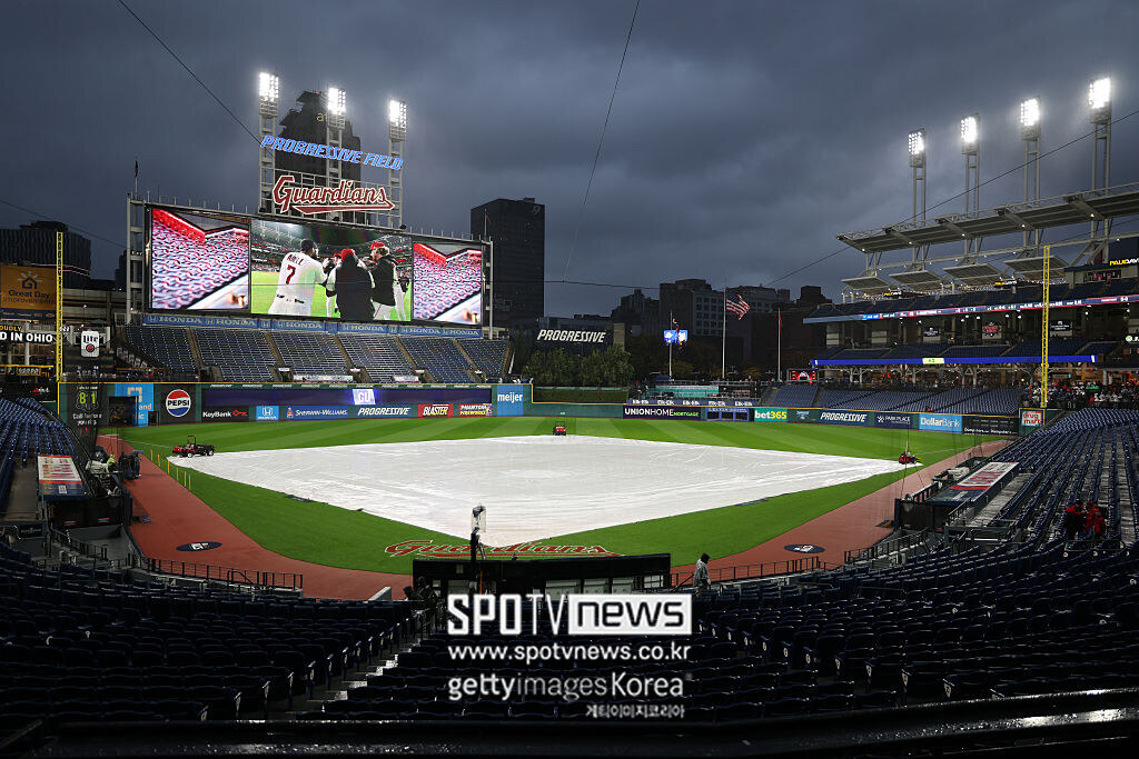 'WS 상대 기다리는 밀워키 호재' ALCS 4차전 우천 취소…최종 7차전까지 휴식일 없이 강행